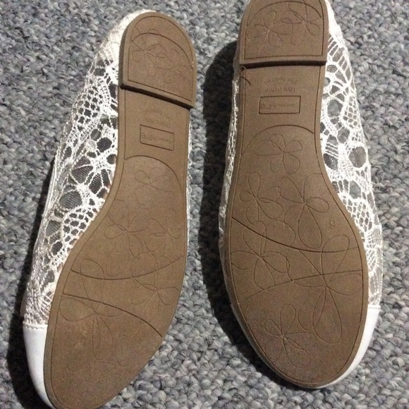 American Eagle White Lacey Patent Ballet Flats w. Bow - Picture 2 of 3